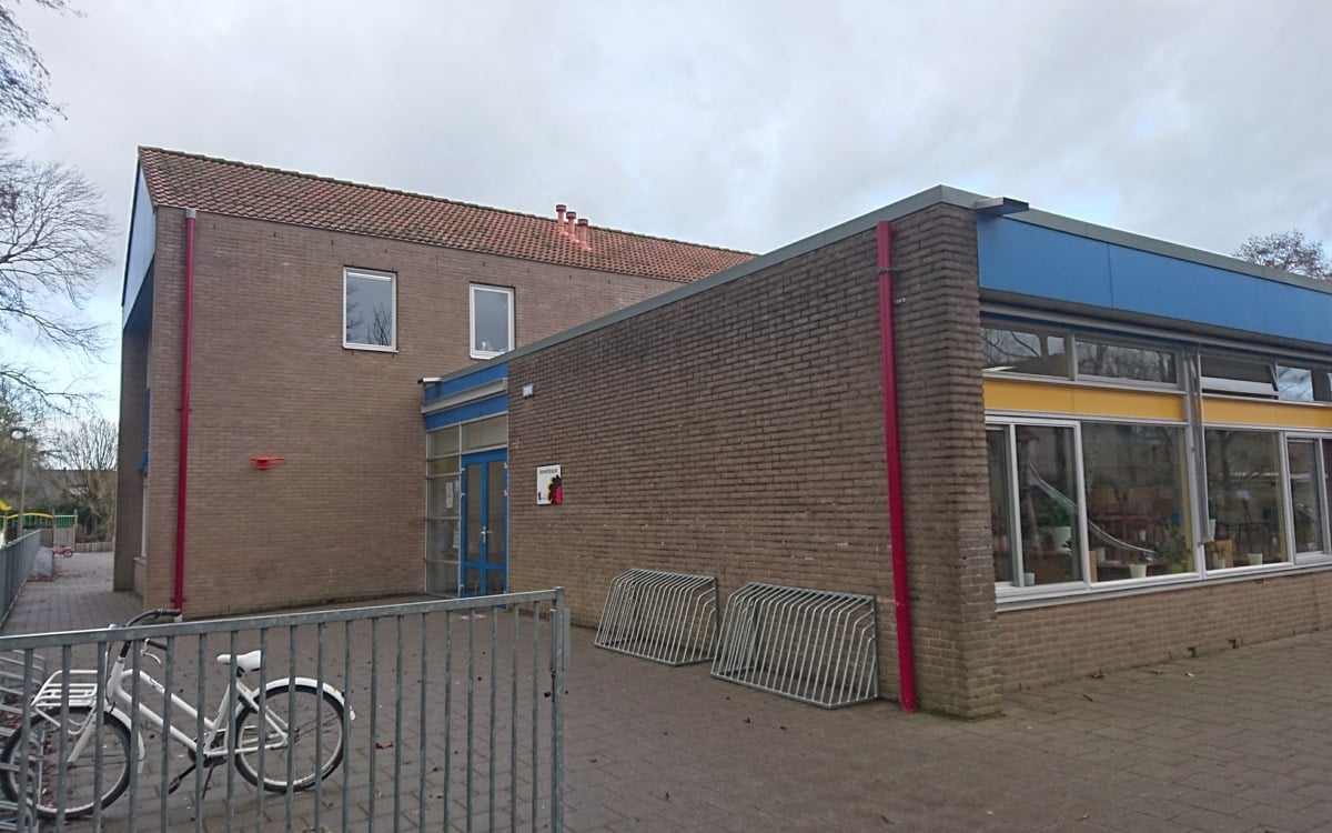 Architect Martien Van Vliet (Bureau Bos)  specifies EQUITONE for the renovation of the De Hoeve primary school  in The Netherlands