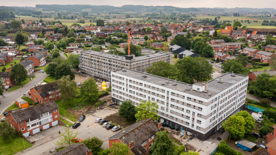 Een gevelrenovatie met architecturale vrijheid en technische performantie