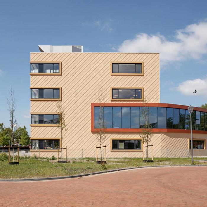 Les panneaux EQUITONE [tectiva] occupent une place centrale dans la nouvelle façade du Collège Oosterlicht