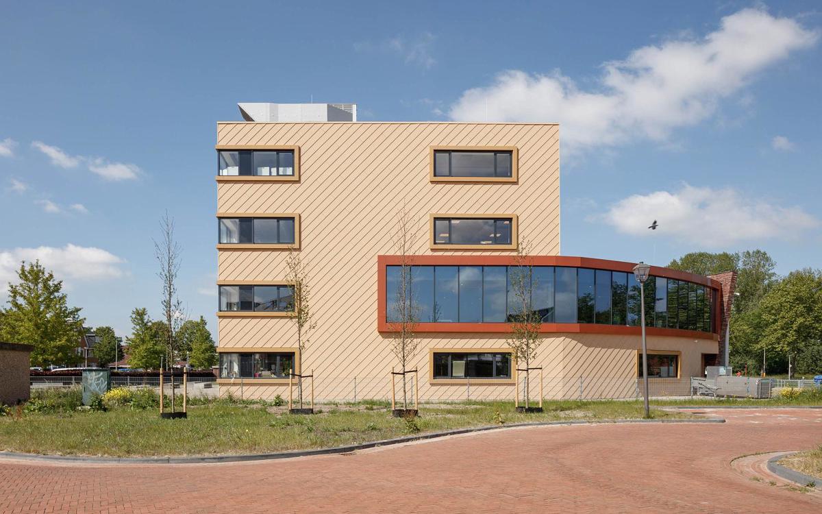 Les panneaux EQUITONE [tectiva] occupent une place centrale dans la nouvelle façade du Collège Oosterlicht